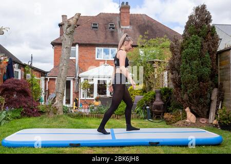 Halesowen, West Midlands, Royaume-Uni. 2 mai 2020. Amelia Hubbard, 15 ans, de Halesowen, West Midlands, pratique ses routines de danse dans le jardin arrière de sa famille. Les salles de gymnastique et de danse resteront fermées même après un verrouillage plus long au cours des prochaines semaines. Amelia, comme tant d'autres danseurs, compte sur des cours en ligne pour rester en contact avec ses camarades étudiants, et fait jusqu'à sept heures de pratique par jour. Crédit: Peter Lopeman/Alay Live News Banque D'Images