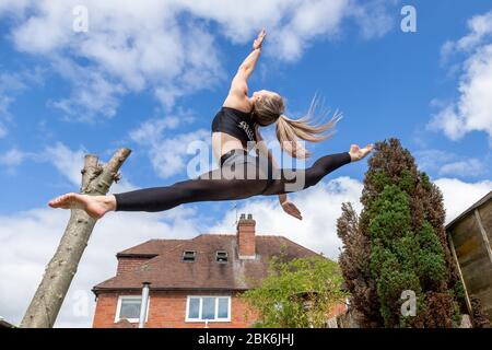 Halesowen, West Midlands, Royaume-Uni. 2 mai 2020. Amelia Hubbard, 15 ans, de Halesowen, West Midlands, pratique ses routines de danse dans le jardin arrière de sa famille. Les salles de gymnastique et de danse resteront fermées même après un verrouillage plus long au cours des prochaines semaines. Amelia, comme tant d'autres danseurs, compte sur des cours en ligne pour rester en contact avec ses camarades étudiants, et fait jusqu'à sept heures de pratique par jour. Crédit: Peter Lopeman/Alay Live News Banque D'Images