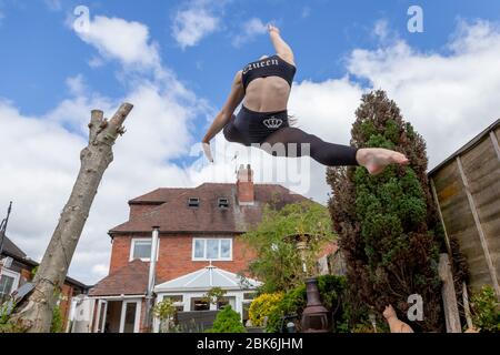 Halesowen, West Midlands, Royaume-Uni. 2 mai 2020. Amelia Hubbard, 15 ans, de Halesowen, West Midlands, pratique ses routines de danse dans le jardin arrière de sa famille. Les salles de gymnastique et de danse resteront fermées même après un verrouillage plus long au cours des prochaines semaines. Amelia, comme tant d'autres danseurs, compte sur des cours en ligne pour rester en contact avec ses camarades étudiants, et fait jusqu'à sept heures de pratique par jour. Crédit: Peter Lopeman/Alay Live News Banque D'Images