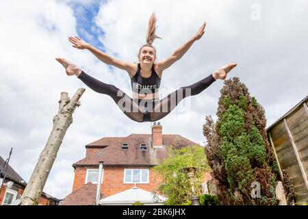 Halesowen, West Midlands, Royaume-Uni. 2 mai 2020. Amelia Hubbard, 15 ans, de Halesowen, West Midlands, pratique ses routines de danse dans le jardin arrière de sa famille. Les salles de gymnastique et de danse resteront fermées même après un verrouillage plus long au cours des prochaines semaines. Amelia, comme tant d'autres danseurs, compte sur des cours en ligne pour rester en contact avec ses camarades étudiants, et fait jusqu'à sept heures de pratique par jour. Crédit: Peter Lopeman/Alay Live News Banque D'Images