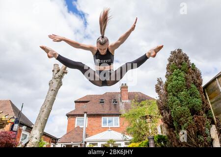 Halesowen, West Midlands, Royaume-Uni. 2 mai 2020. Amelia Hubbard, 15 ans, de Halesowen, West Midlands, pratique ses routines de danse dans le jardin arrière de sa famille. Les salles de gymnastique et de danse resteront fermées même après un verrouillage plus long au cours des prochaines semaines. Amelia, comme tant d'autres danseurs, compte sur des cours en ligne pour rester en contact avec ses camarades étudiants, et fait jusqu'à sept heures de pratique par jour. [NOTE: Le consentement total des parents donné pour publication et photographies prises en pleine considération de la réglementation gouvernementale sur les distanciation sociale.] Crédit: Peter Lopeman/Alay Live News Banque D'Images