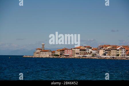 La ville de Piran vue de l'eau Banque D'Images