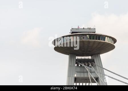 Pont d'observation de Bratislava. Soucoupe volante au-dessus de la ville. La plate-forme d'observation la plus élevée. Banque D'Images