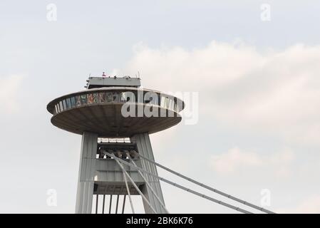 Pont d'observation de Bratislava. Soucoupe volante au-dessus de la ville. La plate-forme d'observation la plus élevée. Banque D'Images