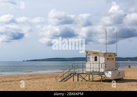 Poole, Dorset Royaume-Uni. 2 mai 2020. Météo au Royaume-Uni : les sorts ensoleillés aux plages de Poole sur la côte sud, tandis que les gens prennent leur exercice autorisé, en respectant le plus les directives de Coronavirus. Les plages sont pratiquement désertes, à part ceux qui font de l'exercice. Crédit: Carolyn Jenkins/Alay Live News Banque D'Images