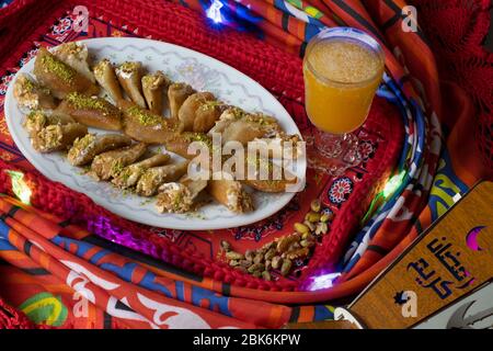 Un dessert oriental appelé Atayef avec des noix et un oriental Boisson appelée Amar el-din qui sont faits spécialement dans le mois saint du Ramadan Banque D'Images