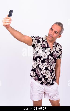 Portrait de l'homme de tourisme persan beau prenant selfie Banque D'Images