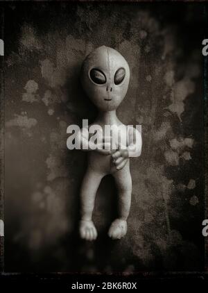 Poupée extraterrestre sur fond peint Banque D'Images