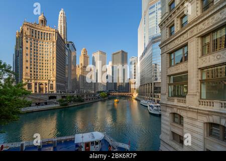 Vue tôt le matin des gratte-ciels et des bateaux-taxis sur la rivière Chicago, Chicago, Illinois, États-Unis d'Amérique, Amérique du Nord Banque D'Images