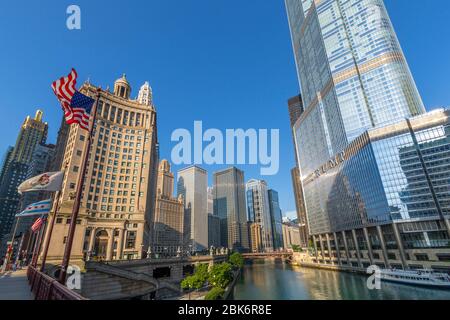 Vue en début de matinée sur la rivière Chicago depuis le pont Dusable, Chicago, Illinois, États-Unis d'Amérique, Amérique du Nord Banque D'Images