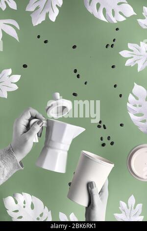 Fond de café zéro déchet avec feuilles de papier exotiques, monstera, feuille de figuier sur fond vert. Cafetière expresso en céramique et écologique RE Banque D'Images