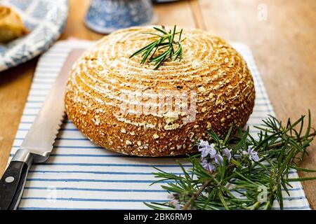 Pain de levain fait maison présenté sur une plaque de poterie (format paysage) Banque D'Images