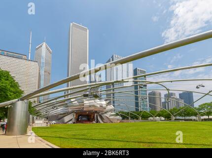 Vue sur le pavillon Jay Pritzker, Millenium Park, centre-ville de Chicago, Illinois, États-Unis d'Amérique, Amérique du Nord Banque D'Images