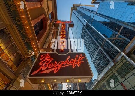 Vue de l'extérieur du centre-ville, Restaurant Berghoff Chicago, Illinois, États-Unis d'Amérique, Amérique du Nord Banque D'Images