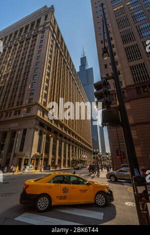 Vue sur Wills Tower et taxi jaune sur North Adams Street, Downtown Chicago, Illinois, États-Unis d'Amérique, Amérique du Nord Banque D'Images