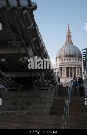 Crépuscule nuit sombre rivière Thames ville de Londres Skyline Cityscape Icons Cathédrale St. Pauls Dome Pont du millénaire Norman Foster Sir Christopher Wren Banque D'Images