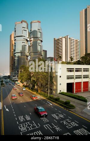 Quartier central, île de Hong Kong, Hong Kong, Chine, Asie - Lippo Center et trafic à Cotton Tree Drive dans le quartier Admiralty. Banque D'Images