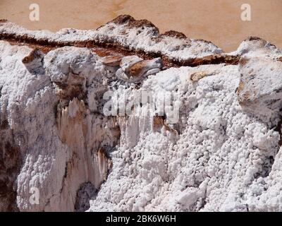 Mines de sel ensoleillées et brunes à Maras, Pérou Banque D'Images