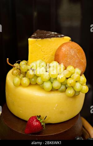 Encore la vie avec du fromage, de la fraise, du raisin, etc Banque D'Images