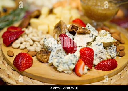 Encore la vie avec du fromage, de la fraise, du raisin, etc Banque D'Images