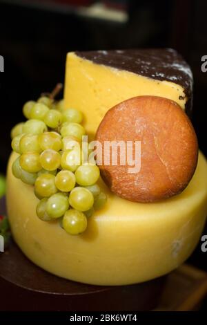 Encore la vie avec du fromage, de la fraise, du raisin, etc Banque D'Images