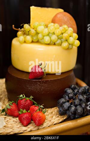 Encore la vie avec du fromage, de la fraise, du raisin, etc Banque D'Images
