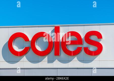 Adélaïde, Australie méridionale - 17 août 2019 : signe du logo Coles Supermarket au-dessus de l'entrée du centre commercial d'Unley contre le ciel bleu une journée lumineuse Banque D'Images