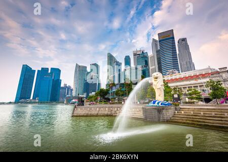 Singapour - septembre 3, 2015 : la fontaine et la statue du Merlion Singapour. La statue est considérée comme la personnification de Singapo Banque D'Images