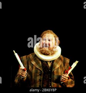 Leslie Phillips (Sir John Falstaff) dans LES JOYEUSES ÉPOUSES DE WINDSOR par Shakespeare Royal Shakespeare Company (RSC), Royal Shakespeare Theatre, Stratford-upon-Avon, Angleterre 12/1996 Banque D'Images