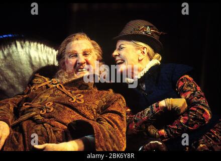 Leslie Phillips (Sir John Falstaff), Cherry Morris (Mistress rapidement) dans LES JOYEUSES ÉPOUSES DE WINDSOR par Shakespeare Royal Shakespeare Company (RSC), Royal Shakespeare Theatre, Stratford-upon-Avon, Angleterre 12/1996 Banque D'Images