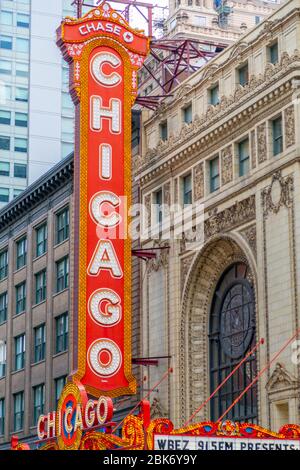 Vue sur le Chicago Theatre panneau de néon orné sur North State Street, Chicago, Illinois, États-Unis d'Amérique, Amérique du Nord Banque D'Images