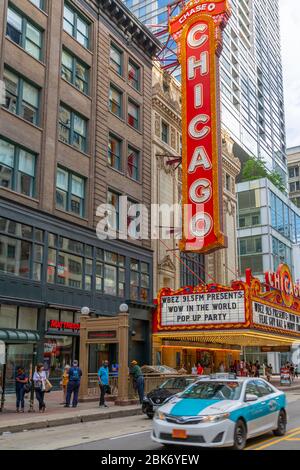 Vue sur le théâtre de Chicago et du trafic sur l'Amérique State Street, Chicago, Illinois, États-Unis d'Amérique, Amérique du Nord Banque D'Images