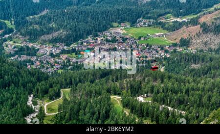 San Martino di Castrozza et téléphérique pour le sommet du haut du pays de Pale, Trentin-Haut-Adige Banque D'Images