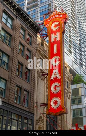 Vue sur le Chicago Theatre panneau de néon orné sur North State Street, Chicago, Illinois, États-Unis d'Amérique, Amérique du Nord Banque D'Images