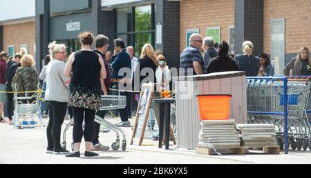 Les membres du public suivent des directives de distanciation sociale lorsqu'ils se trouvent en dehors de la chaîne de Leicester alors que le Royaume-Uni continue à se verrouiller pour aider à freiner la propagation du coronavirus. Banque D'Images