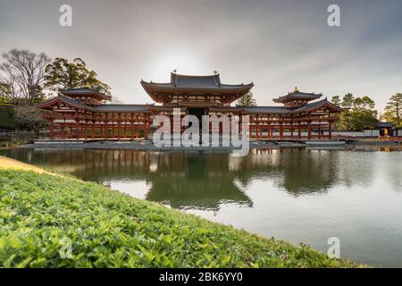 Phoenix Hall et le jardin Jodo-Shiki du temple bouddhiste de Byodo-in dans la ville d'Uji dans la préfecture de Kyoto, Japon Banque D'Images