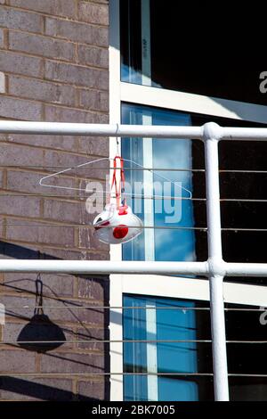 26 avril 2020, Londres, Royaume-Uni - un masque facial lavé séchage sur un balcon dans l'île de chiens pendant l'éclosion et le verrouillage de Coronavirus Banque D'Images