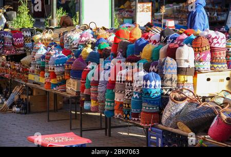 Chapeaux en laine sur un marché local à Marrakech, Maroc Banque D'Images