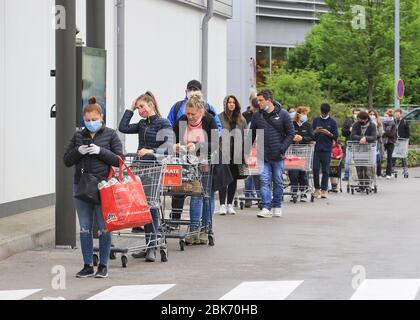 Les clients font la queue devant un supermarché à Munich, en Bavière, en Allemagne Banque D'Images