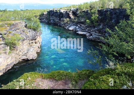 Aperçu de la rivière Kungsleden dans la toundra arctique. Parc national Abisko, nord de la Suède Banque D'Images