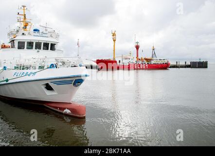 Cuxhaven, Allemagne. 02 mai 2020. Le bateau d'excursion 'Flipper' et l'ancien navire à feux 'Elbe 1' sont situés dans le port de l'ancien quai Alte Liebe. Les mesures visant à contenir le coronavirus affectent massivement le tourisme en Basse-Saxe. Crédit: Hauke-Christian Dittrich/dpa/Alay Live News Banque D'Images