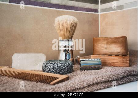 Accessoires de salle de bain zéro déchet pour hommes : peigne en bois, désodorisant de sel d'alun potassium, savon alep et shampooing solide, rasoir de sécurité en bambou et acier, sha Banque D'Images