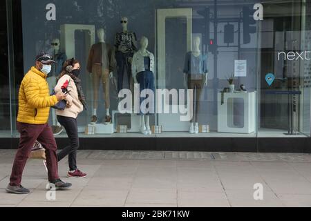 Londres, Royaume-Uni. 1 mai 2020. La photo prise le 1er mai 2020 montre aux gens qui marchant devant le magasin fermé Next sur Oxford Street, à Londres, en Grande-Bretagne. Le détaillant de mode britannique Next a signalé mercredi un plongeon des ventes dans son premier trimestre financier (premier trimestre) se terminant le 25 avril, la société ayant temporairement fermé ses réseaux d'entrepôt et de distribution au cours de la nouvelle flambée de coronavirus. Crédit: Tim Irlande/Xinhua/Alay Live News Banque D'Images