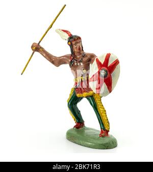 Un jouet amérindien avec un Javelin et un Shield.Toys Banque D'Images