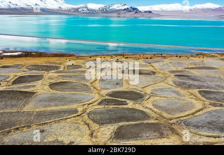 Lhasa. 30 avril 2020. La photo aérienne prise le 30 avril 2020 montre le paysage des champs près du lac Tangqung Co à Nagqu, dans la région autonome du Tibet du sud-ouest de la Chine. Crédit: Tian Jinwen/Xinhua/Alay Live News Banque D'Images