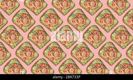 Motif de toasts d'avocat avec tranche de tomate, graines de sésame, pousses d'oignon. Fond rose poudré. Modèle de cuisine créatif Banque D'Images