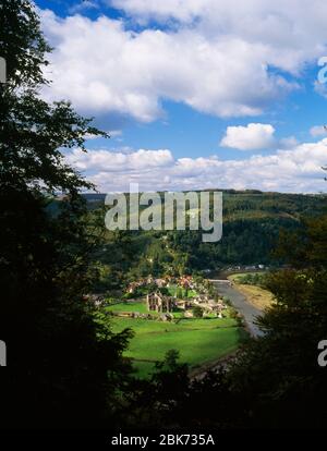 Abbaye de Tintern, River Wye, Tintern Pava, Chepstow, Monbucshire. Vue sur le nord-ouest depuis Devil's Pulpit. Banque D'Images