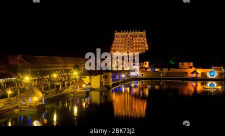 Cet événement de décoration du temple avec des lumières se tient une fois en six ans comme le rituel culminant de Murajapam, Banque D'Images