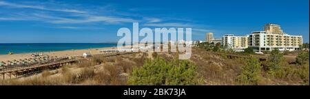 Vue panoramique sur Monte Gordo en hiver avec le Dunamar et d'autres hôtels Banque D'Images