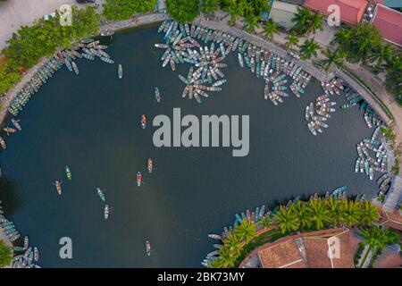 Visite traditionnelle en bateau autour de Ninh Binh dans le nord du Vietnam birdseye vue aérienne tourné avec un drone Banque D'Images